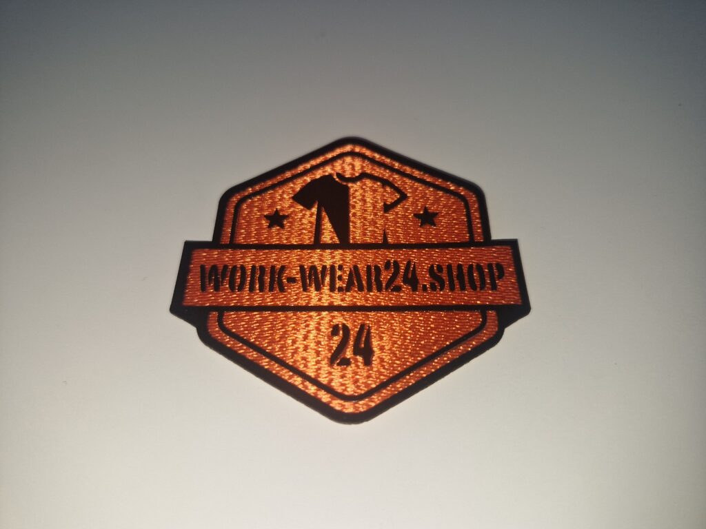 Gewebter Aufnäher mit TPU-Beschichtung und Logo – hochwertiger Patch mit glänzender Oberfläche, langlebig und individuell gestaltbar für Arbeitskleidung.