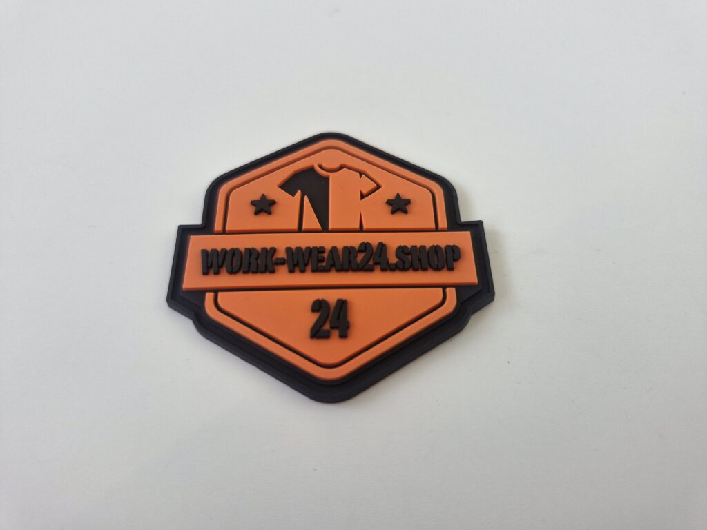 Gummilabel mit Logo und Schriftzug – strapazierfähiger 3D Patch für Arbeitskleidung, langlebig und individuell anpassbar